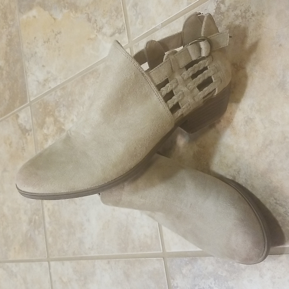 Super cute booties!
